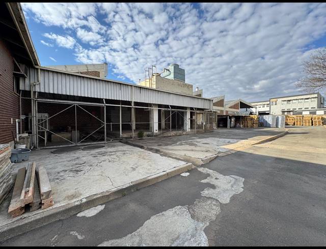 3,650M² WAREHOUSE FOR SALE IN LONGDALE
